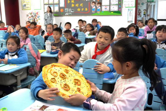 說明: http://news.hnie.edu.cn/__local/6/10/7C/88294D314FCDD41B478138F7412_0367BA17_C89D3.png